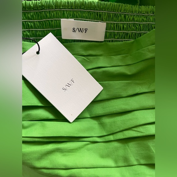 SWF Asymmetrical Cut Out Maxi Dress
in Verde Color:Verde brand new with tag - Picture 8 of 8